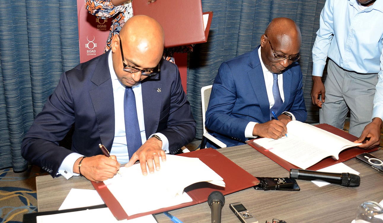 Moustapha Ben Barka, vice-président de la Boad et Georges Wilson, vice-président  de Atlantic group, procédant à la signature de la convention de prêt