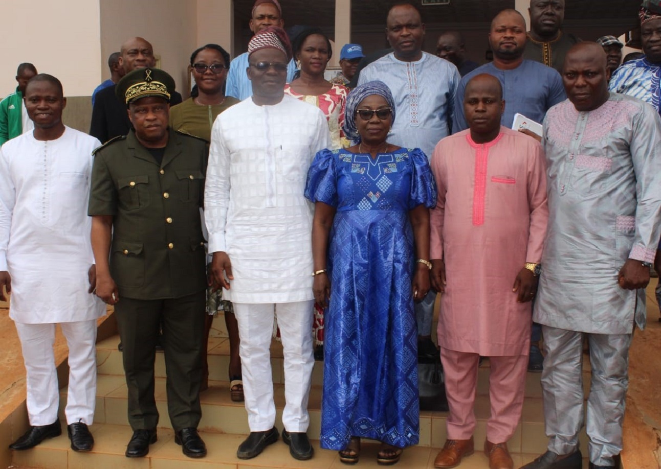Le ministre Raphaël Akotègnon entouré des maires et autres  cadres des mairies du Plateau