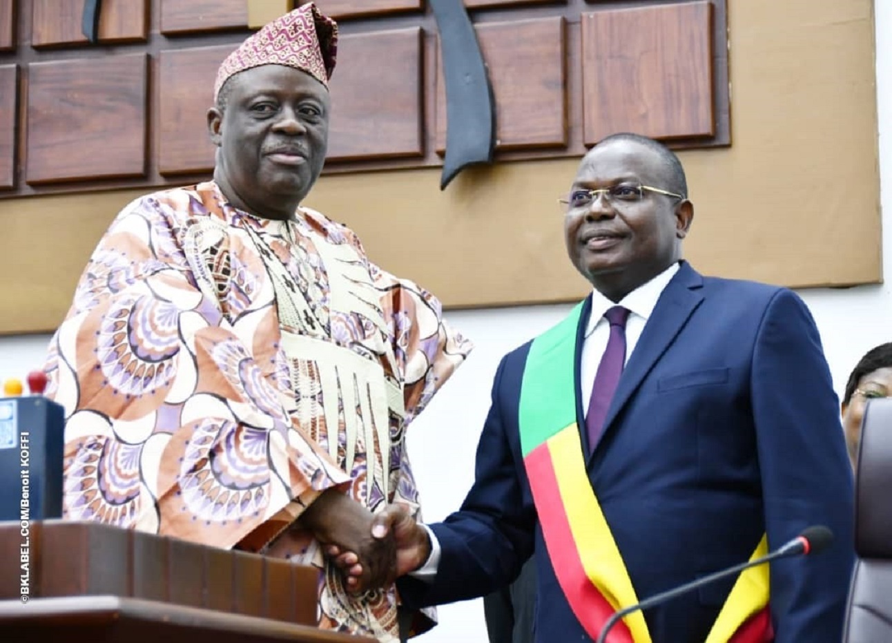Hervé Hèhomey (à gauche) recevant les félicitations du  président de l'Assemblée nationale
