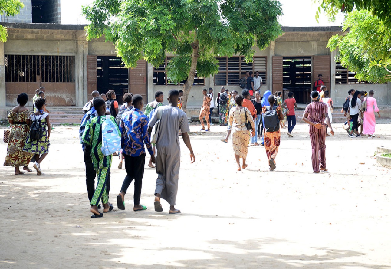 En récréation, les candidats au Bepc s’apprêtent  à affronter la deuxième matière