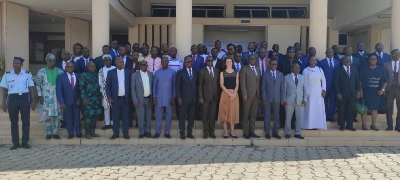 avant la fin de l'année 2023. Les participants et officiels à la rencontre trimestrielle entre la Cour suprême et les juridictions du fond