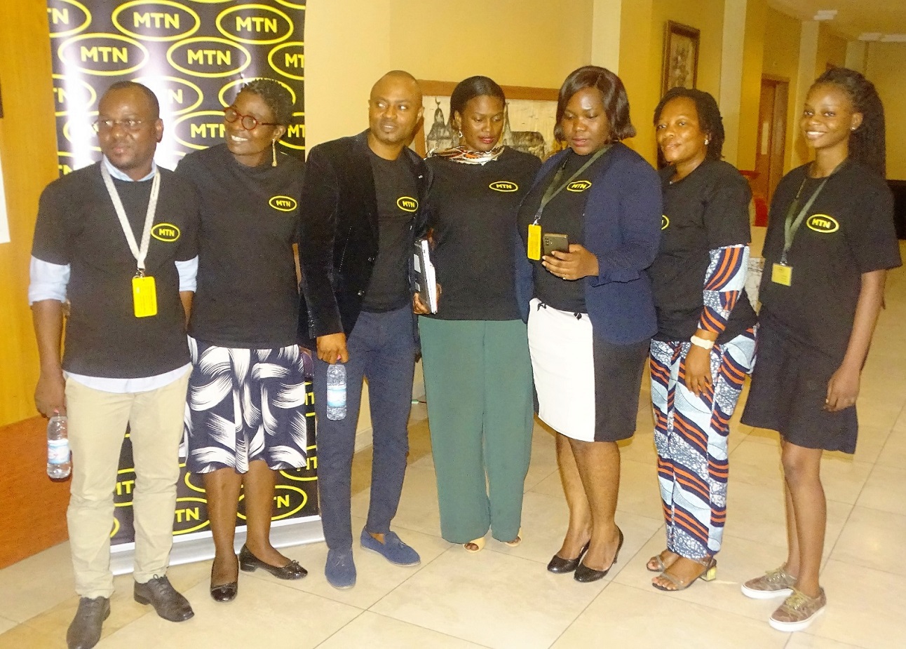 L'équipe de Mtn Bénin aux petits soins des personnes handicapées lors de la rencontre