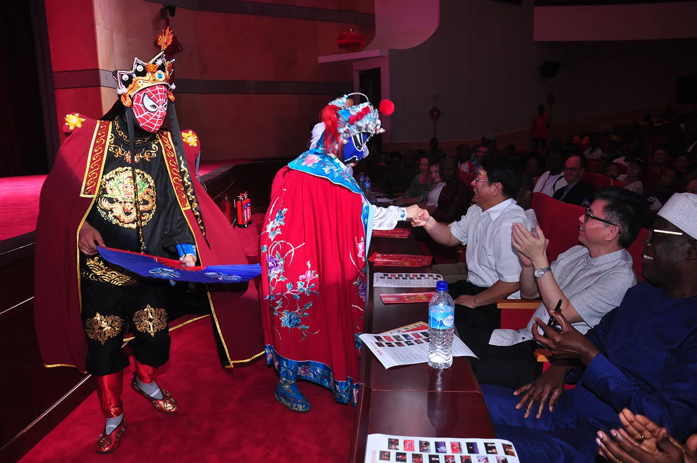Des acteurs chinois et béninois en démonstration à la salle rouge du palais de congrès ; Photo : Gratien CAPO (La Nation)