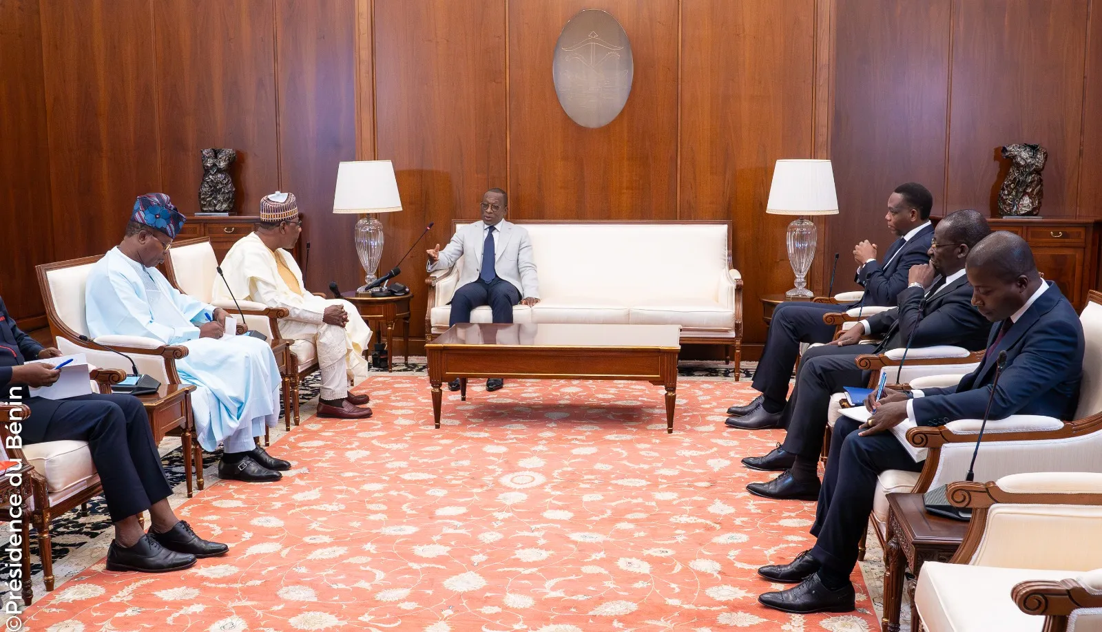 Le chef de l’Etat Patrice Talon, assisté de ses collaborateurs, recevant en audience la délégation du parti « Les Démocrates »