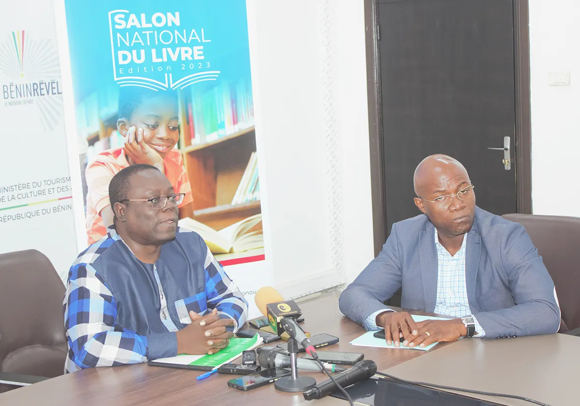 Les officiels annonçant l'agenda du Salon national du livre