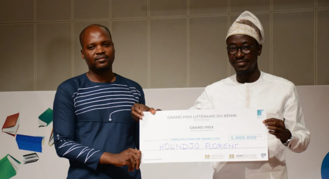 Florent Houndjo, Grand prix littéraire du Bénin 2023, recevant  son cheque des mains du ministre Jean Michel Abimbola