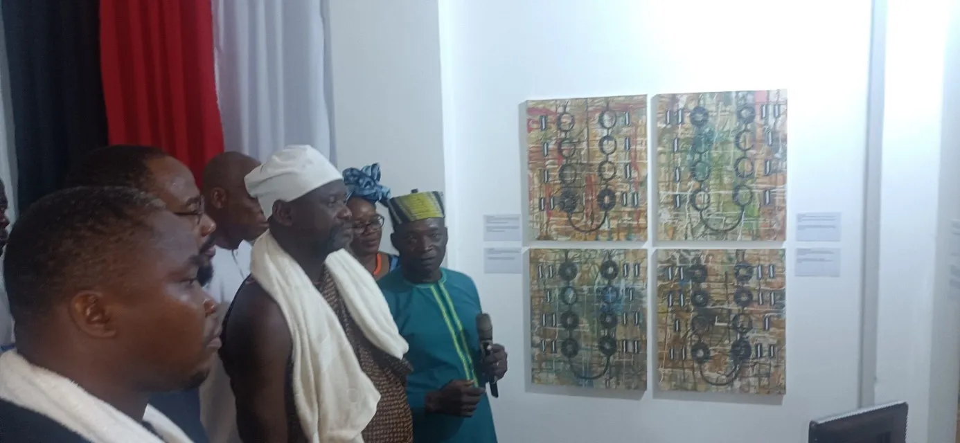 A l’image de ce tableau, les signes qui font l’objet d’œuvres d’art à Villa Karo, sont le fruit d’une dizaine d’années de recherche de Jean de Dieu Hanou, artiste plasticien