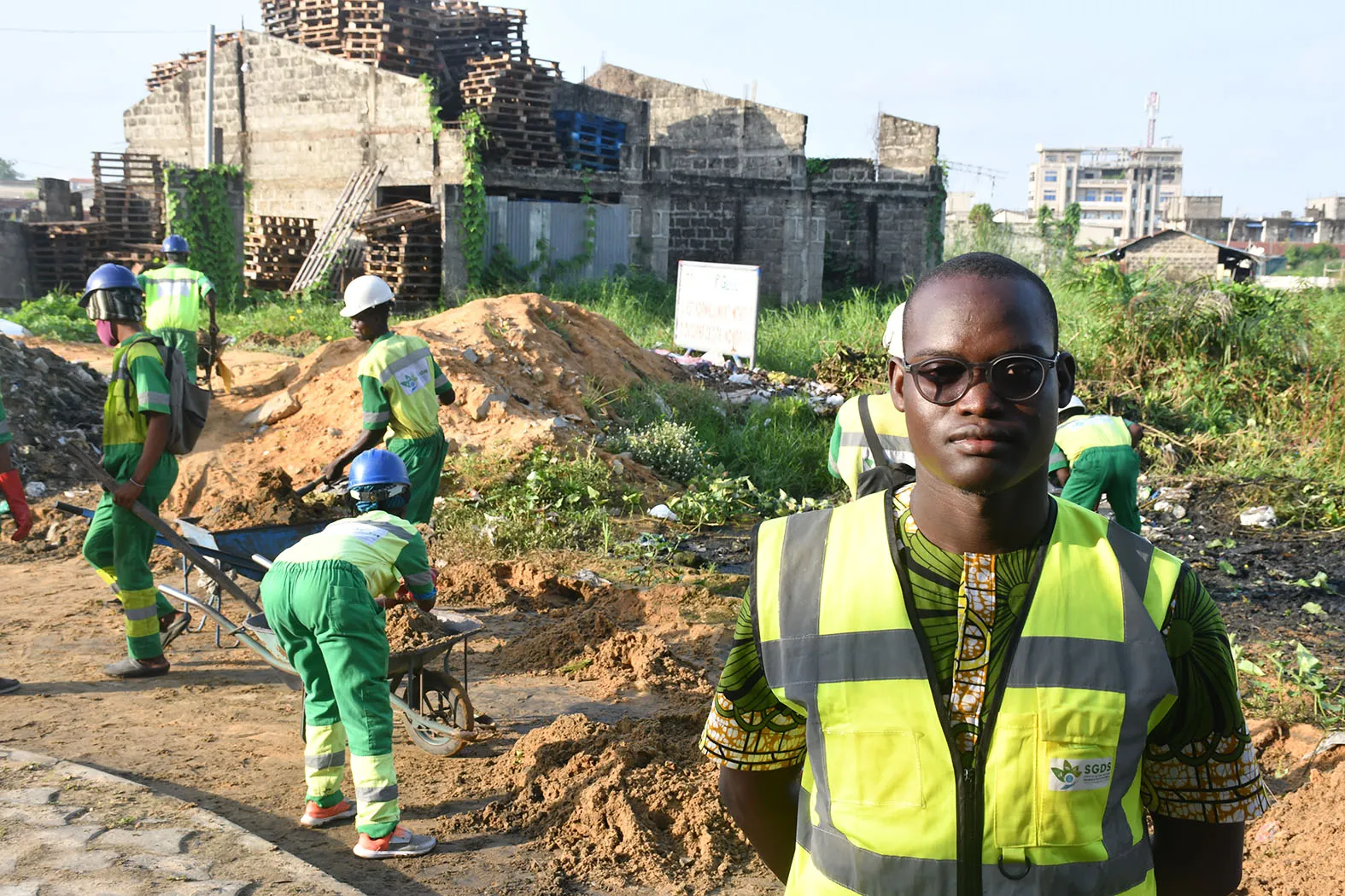 Des agents et prestataires de la Sgds à l’œuvre  sous le pont de Fifadji