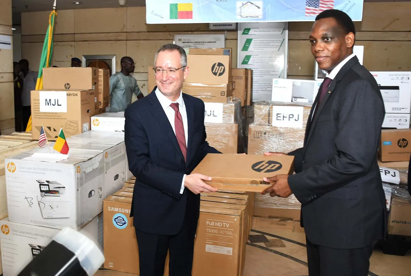 Du matériel électronique pour la modernisation du secteur de la justice au Bénin