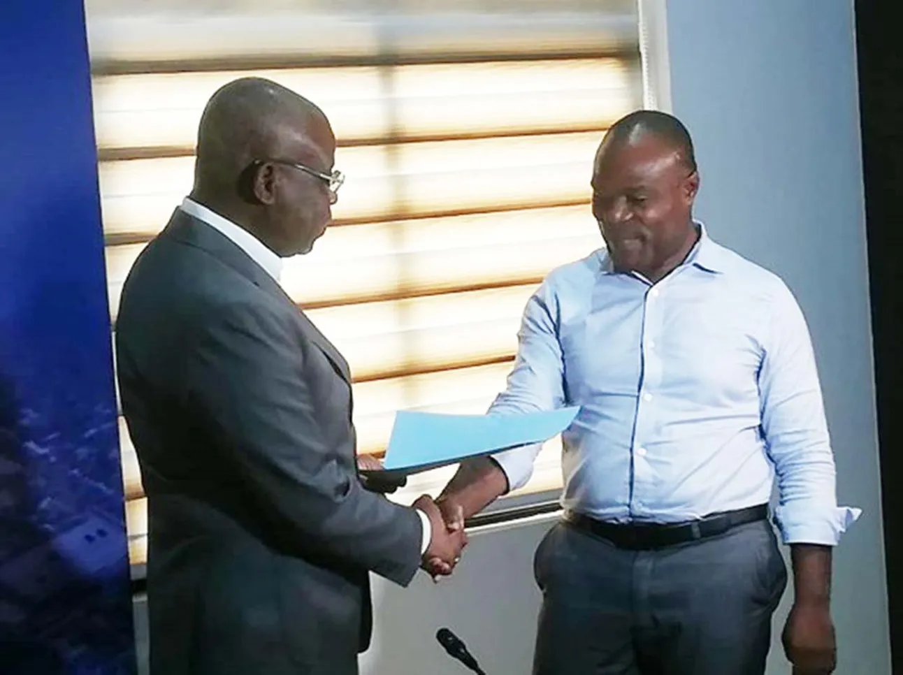 José Tonato procédant à la remise d’agrément l’une des  structures bénéficiaires