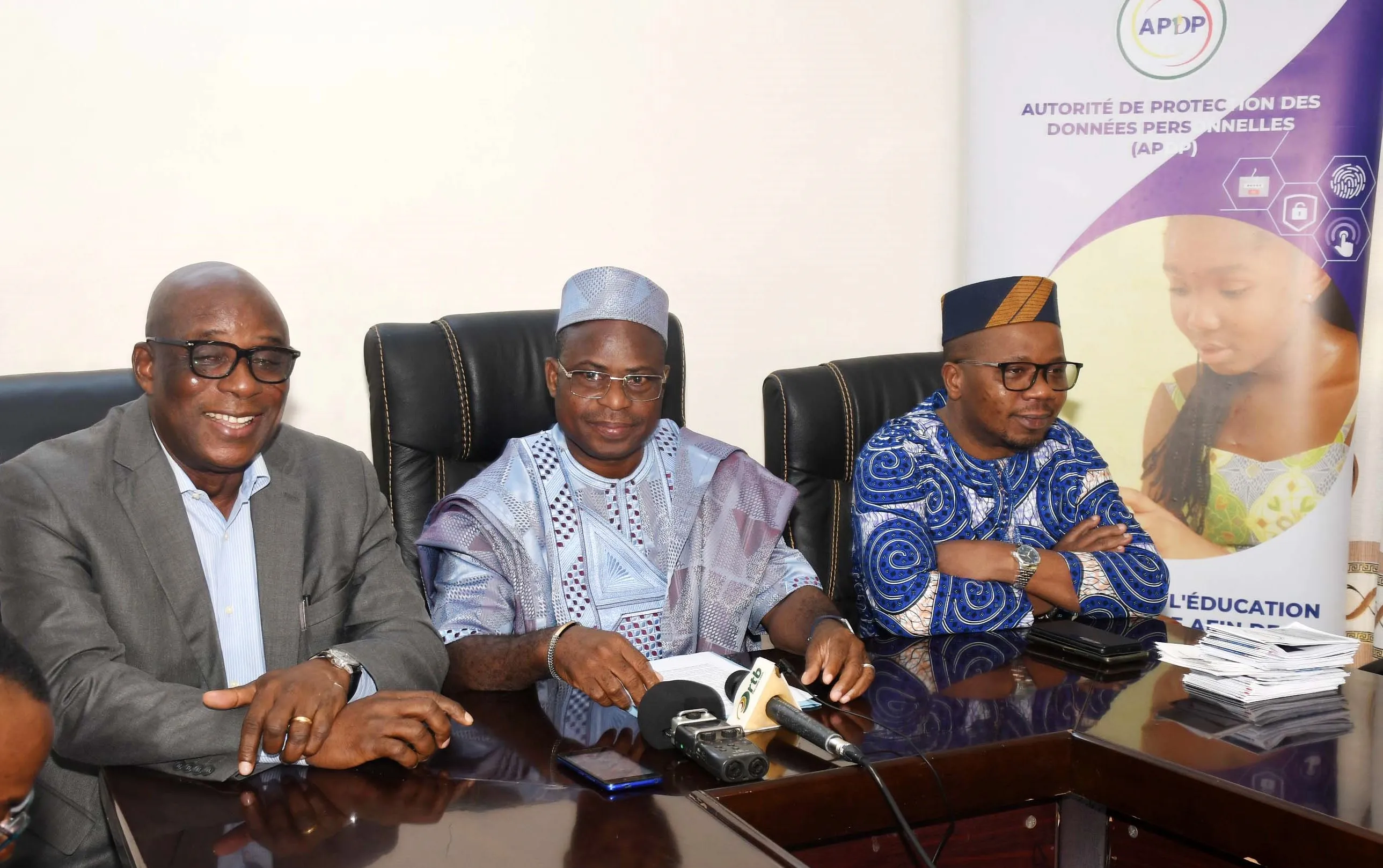 Amouda Abou Seydou entouré de Éric Guidi  et Claude D. Montcho