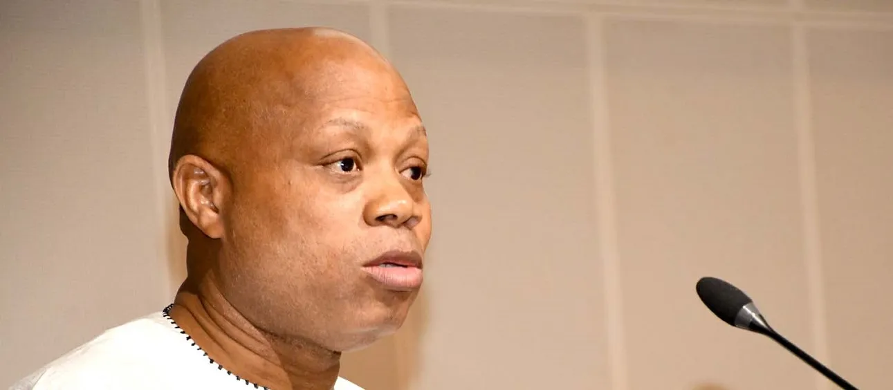 Hyppolyte D. Koukou, coordonnateur de l’Ocis, présentant les résultats de l’étude qui montre que l’année 2023 aura été globalement une année difficile  pour les entreprises au Bénin