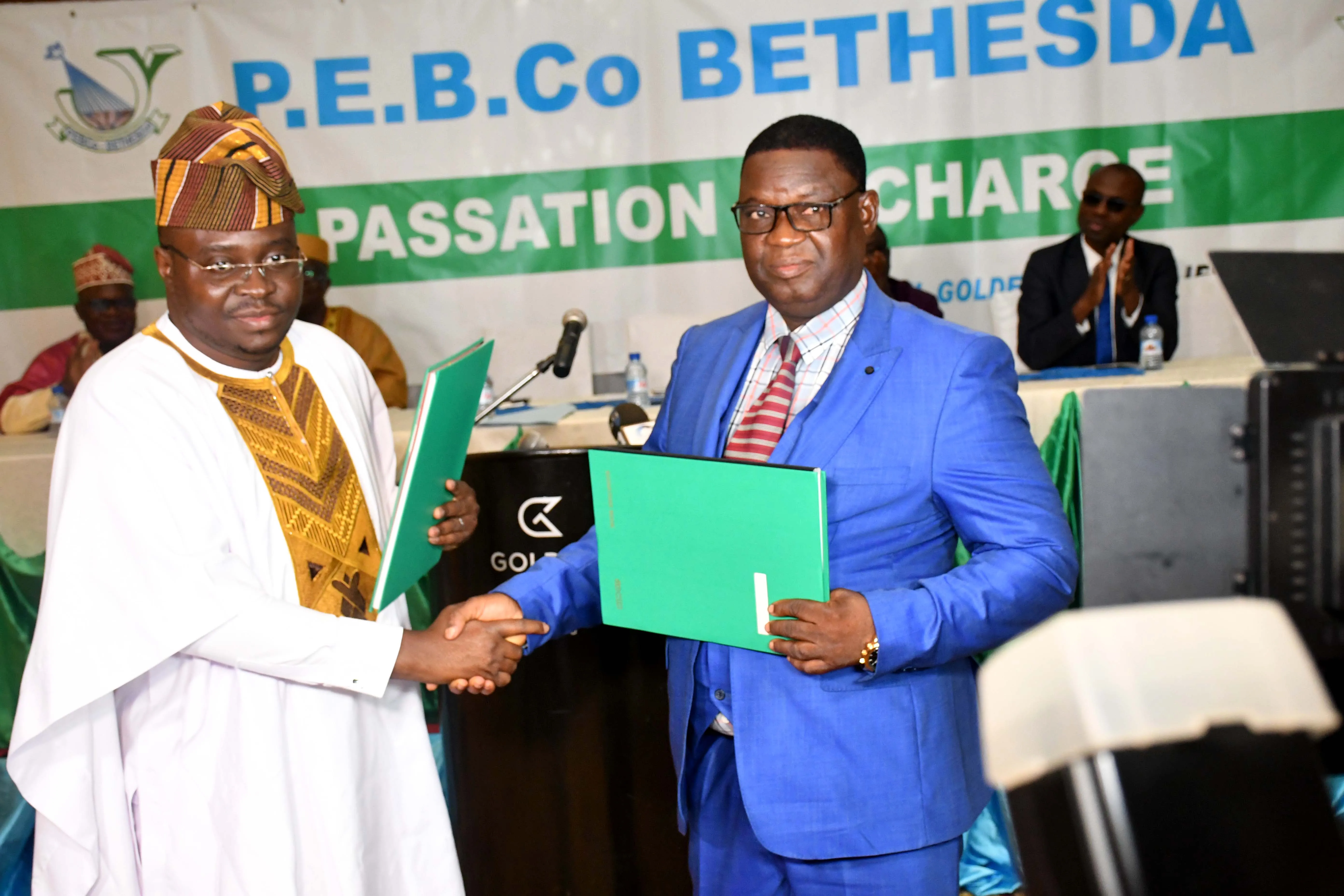 Passation de charges entre les directeurs sortant et entrant de Pebco Bethesda