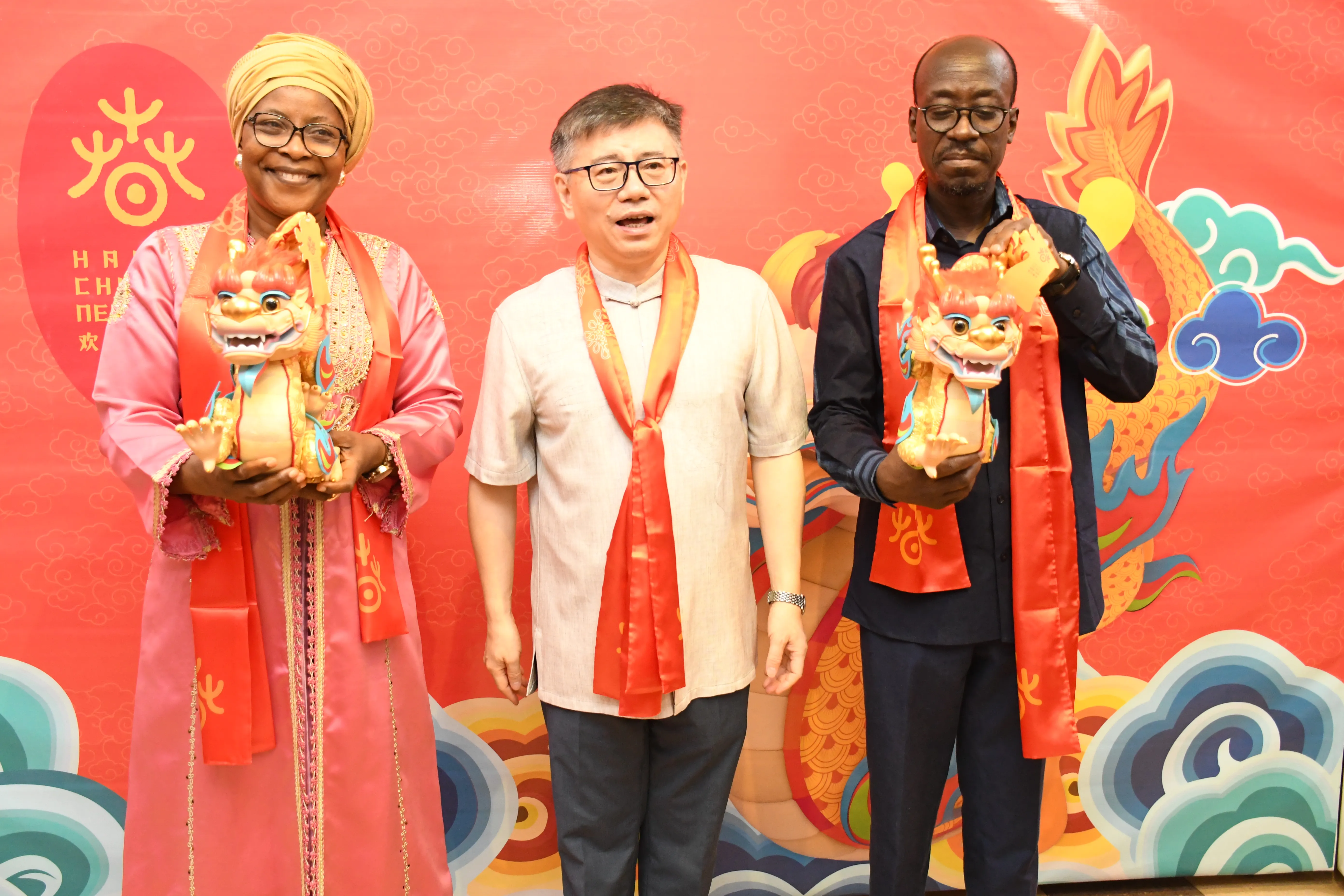 Des présents symboliques aux ministres de la Culture  et de l’Enseignement supérieur