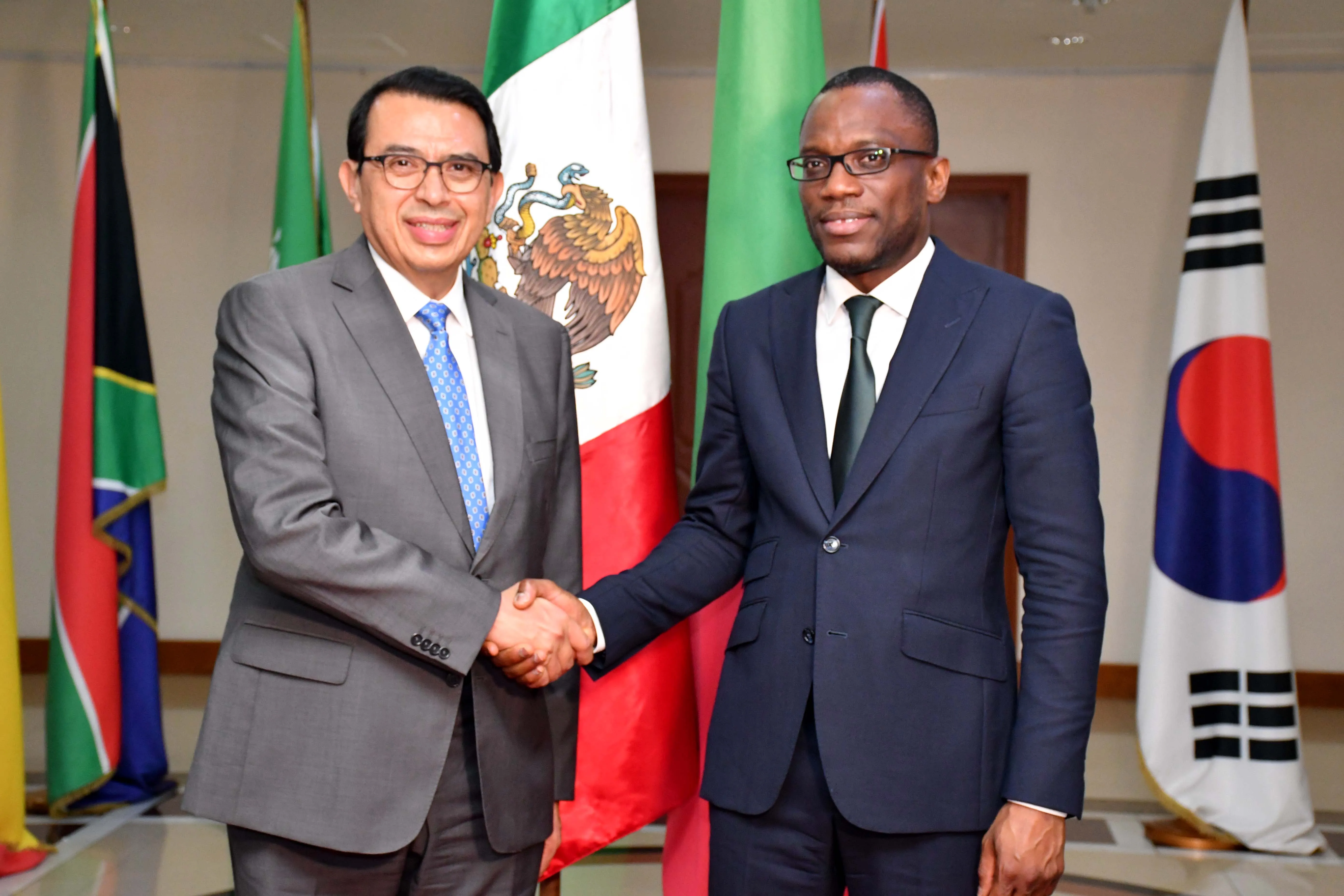 Trois diplomates sont allés présenter les copies figurées...