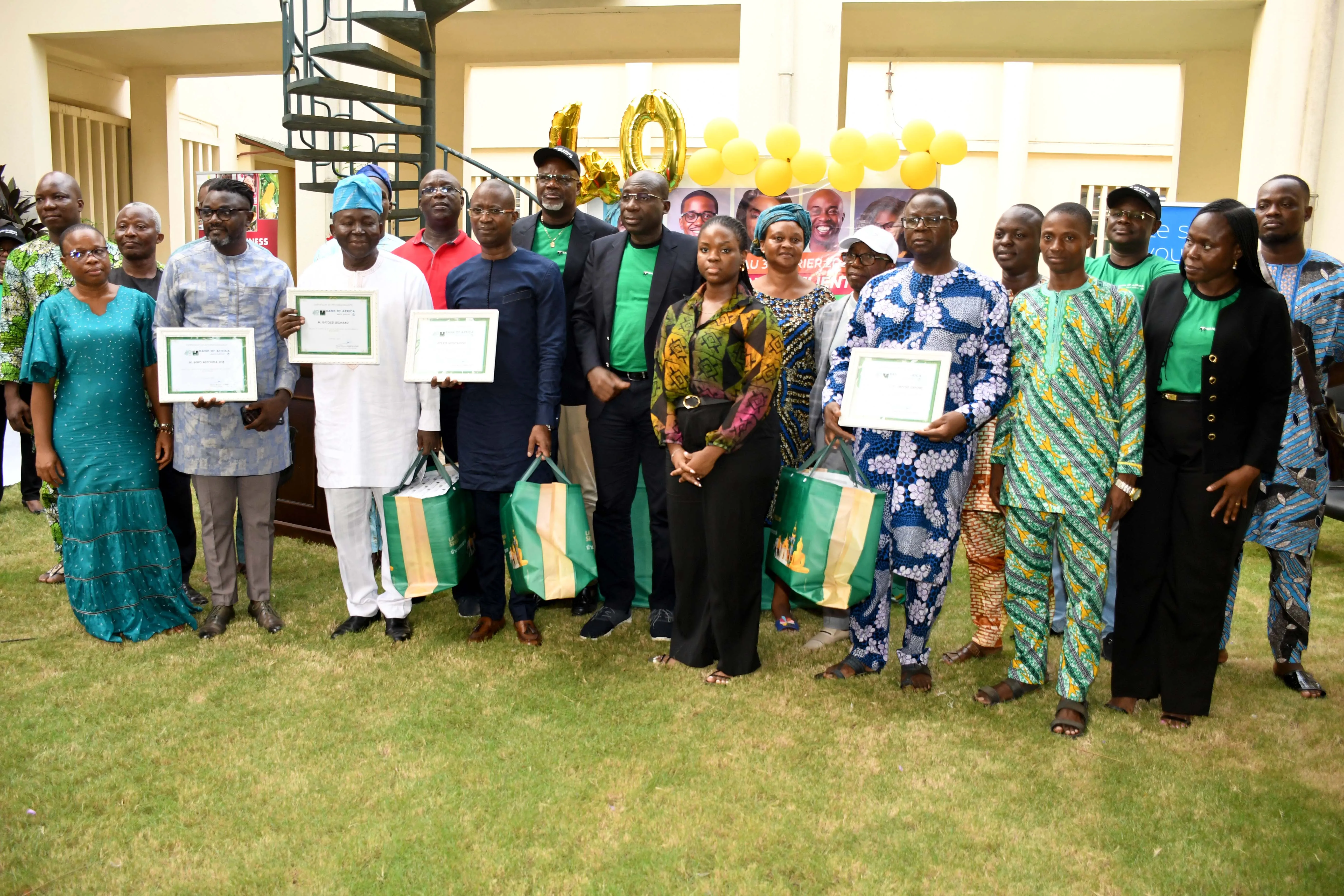 Photo de famille des bénéficiaires des différents lots avec les responsables de la BOA-Bénin