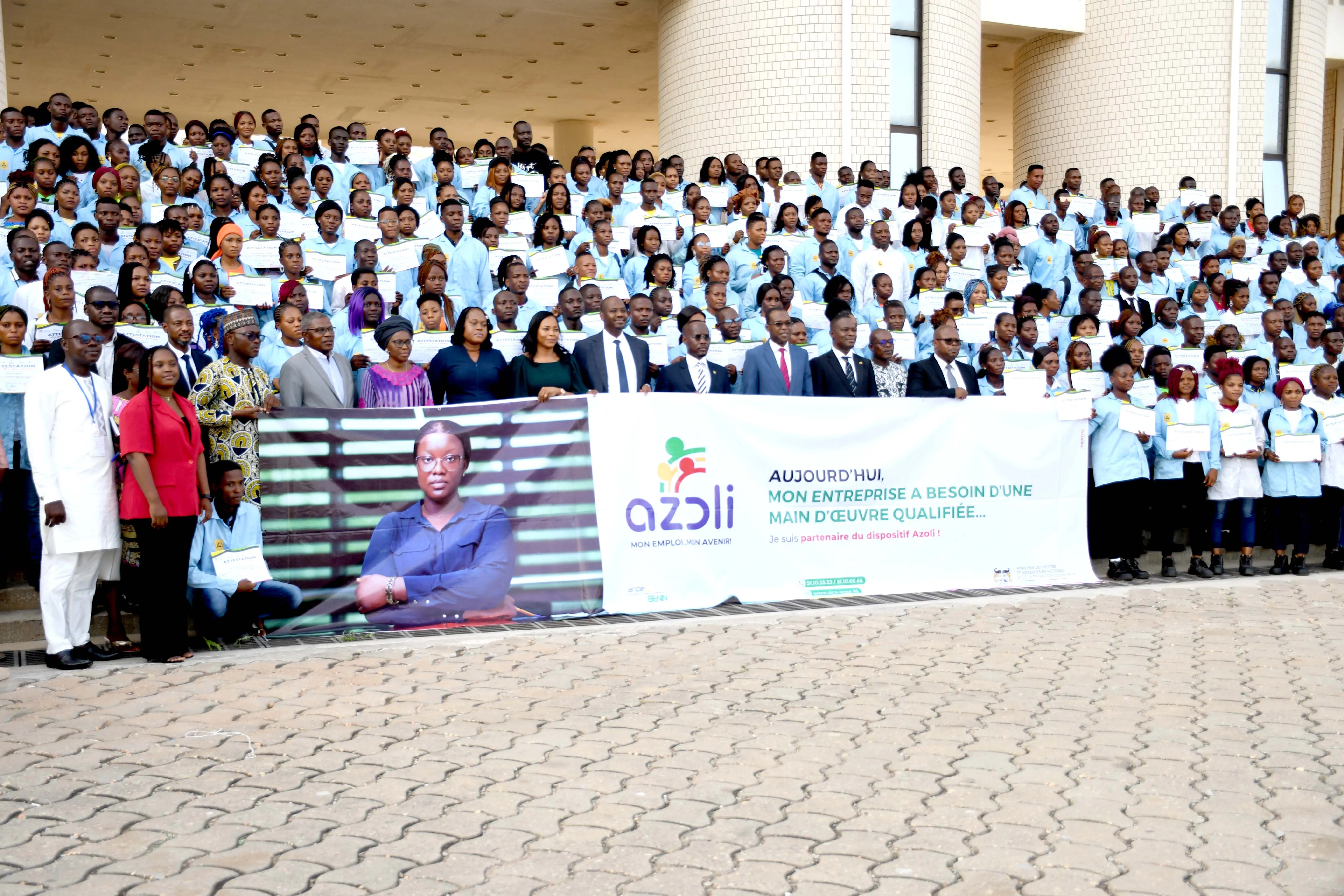 Leurs attestations remises par les autorités,...