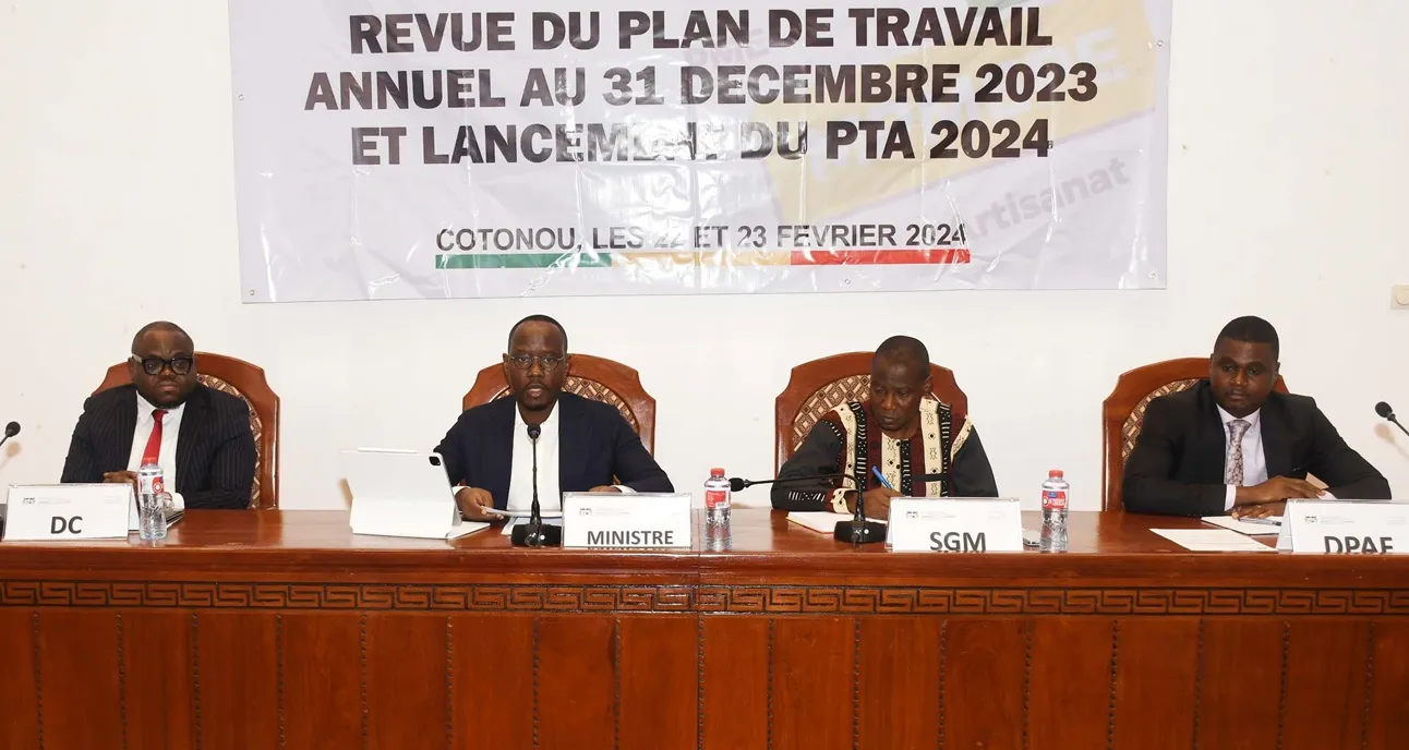 Les travaux ouverts par le ministre Modeste Kérékou  (au deuxième plan)