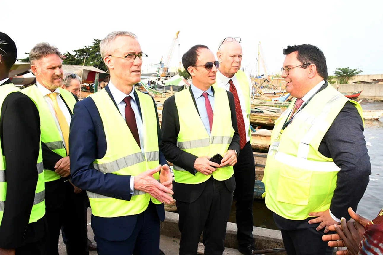 Jean Van Wetter, Dg Enabel (au milieu) visitant les infrastructures portuaires aux côtés de ces paires de l'Ue