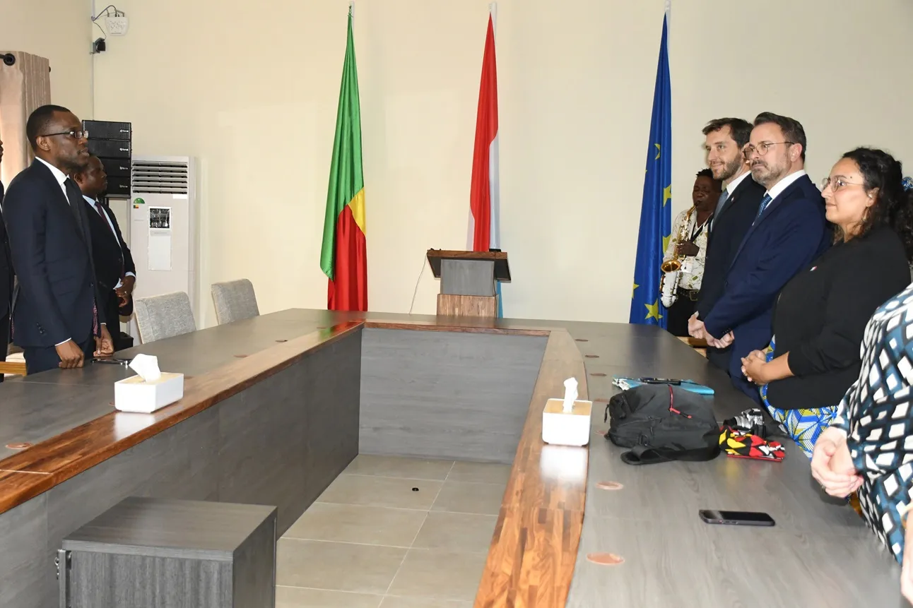 Les deux autorités procédant au dévoilement de la plaque  inaugurale de l’ambassade