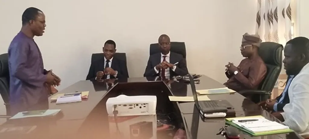 Au nom du personnel, Yves Constant Atchadé (debout) salue les  présidents sortant et entrant