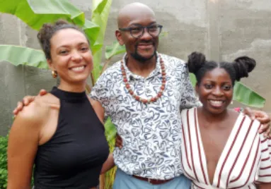 L'artiste plasticien Komi entouré de Jasmine Noëlle  et de Osée Obaonrin