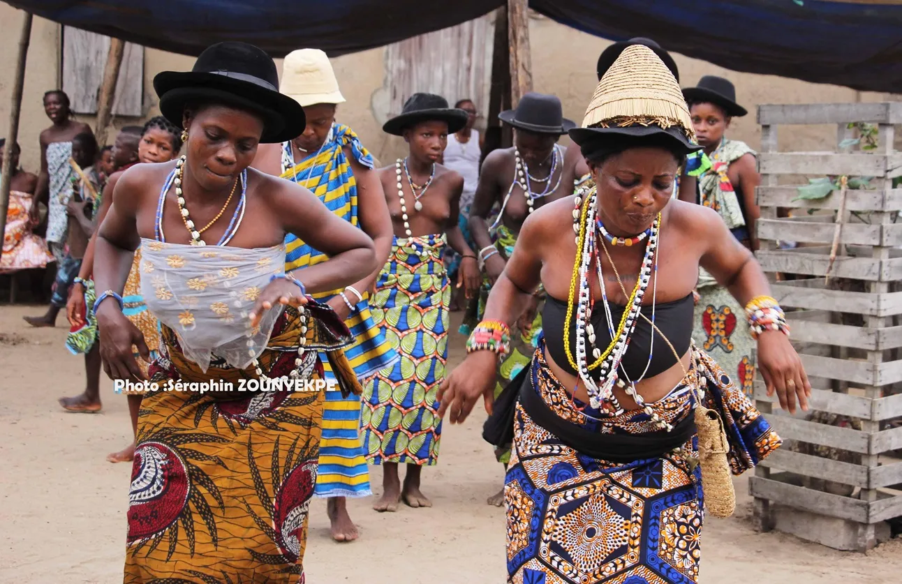 Des fidèles du vodun Agboé en parade sur la place publique du village après la cérémonie  de libation aux vodun, lors du deuxième jour du ‘‘Hwétanou’’