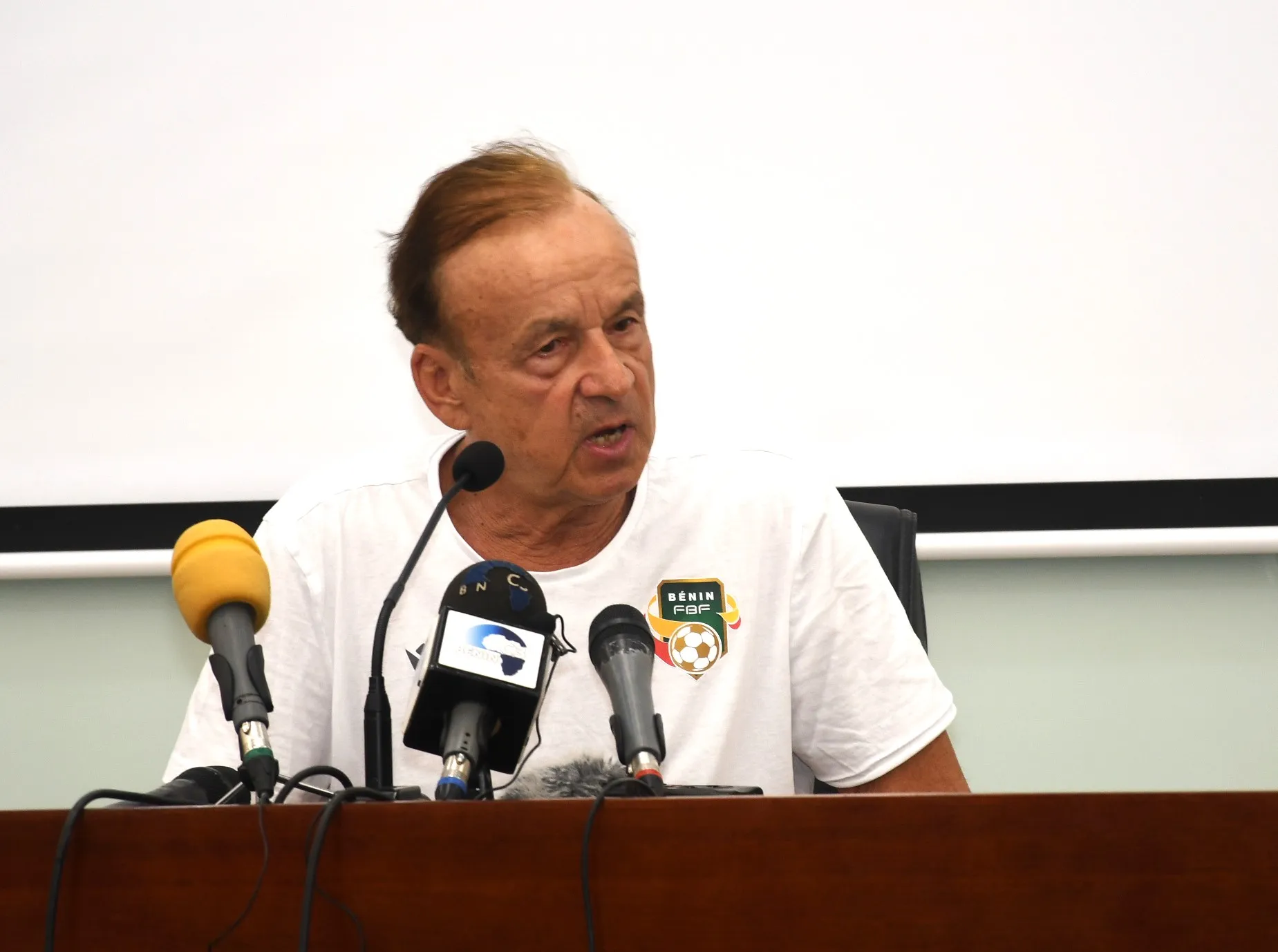 Face aux hommes des médias, le technicien franco-allemand ...