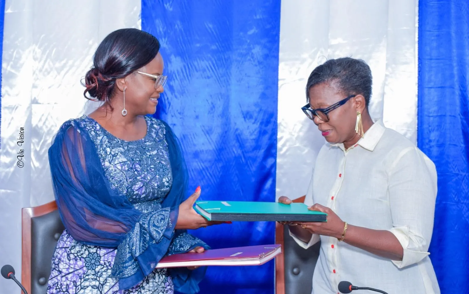 Echange de parapheurs entre la présidente Dandi Gnamou (à gauche) et sa prédécesseure, Cécile Marie José de Dravo Zinzindohoué