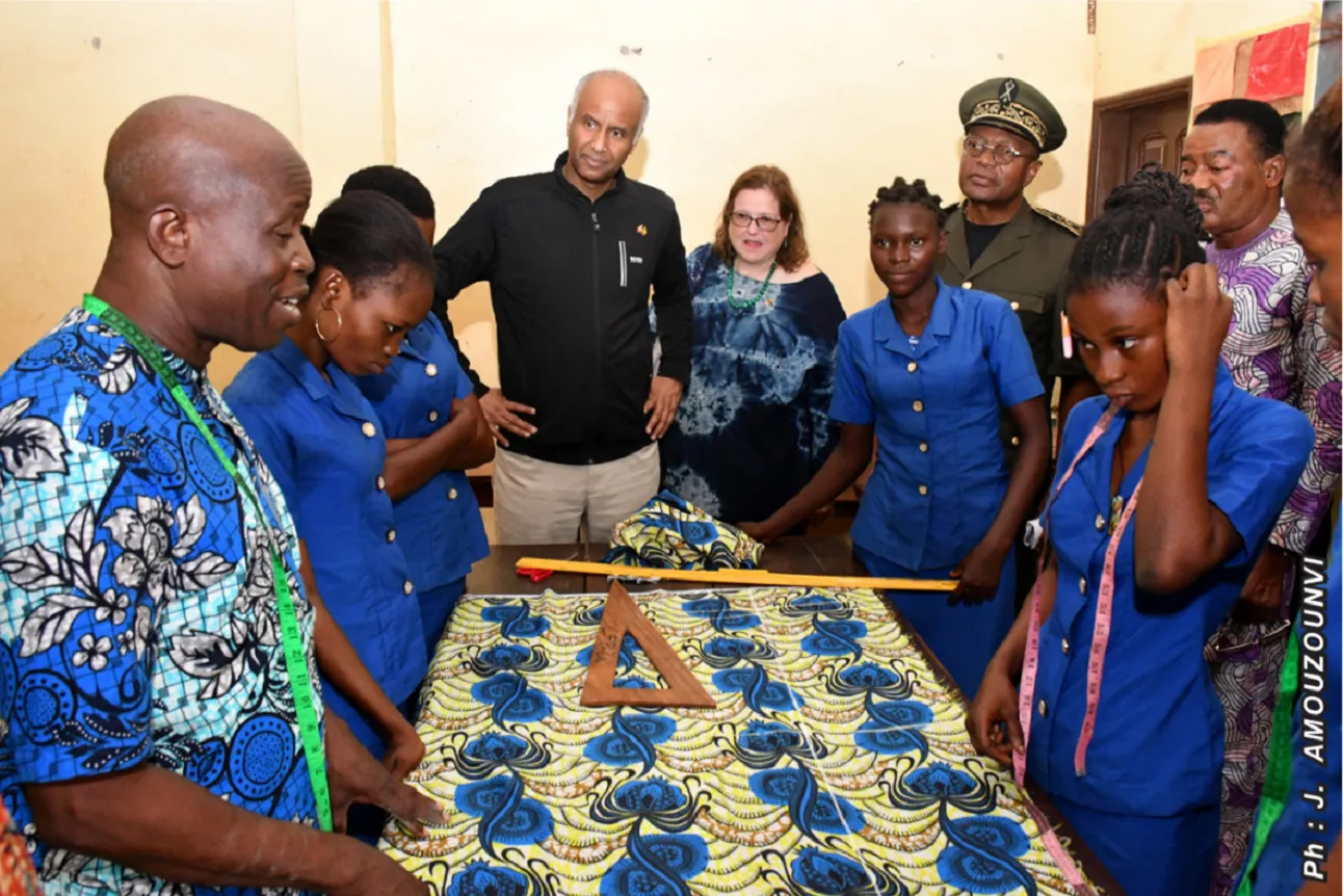 La délégation canadienne visitant les sections de formation du Cfpa de Zê