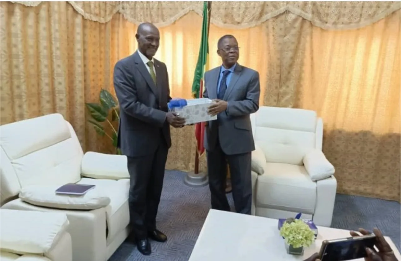 Le médiateur de la République ( à droite) remettant un cadeau souvenir à son hôte