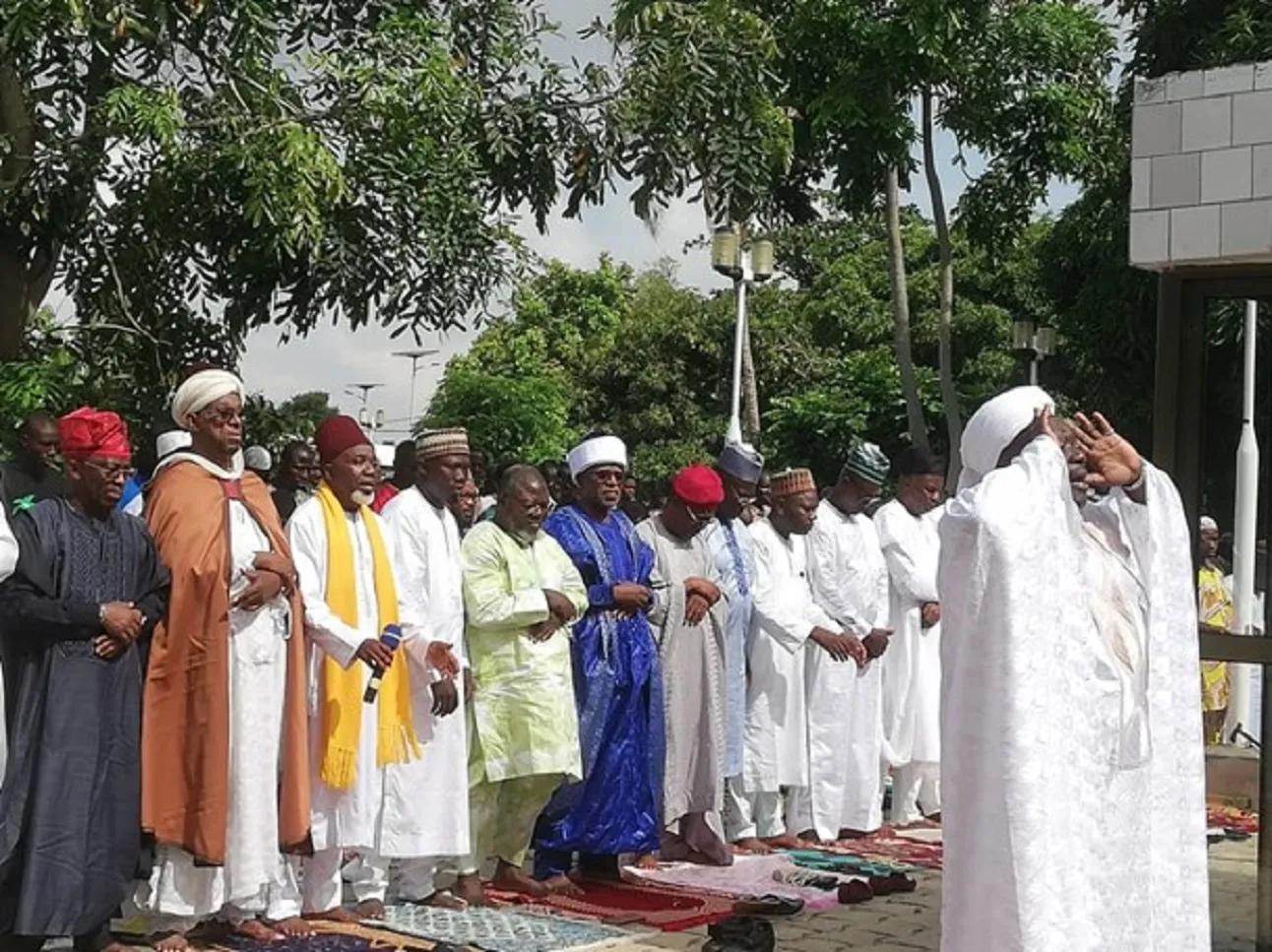 Les fidèles musulmans clôturent le mois de ramadan en prière