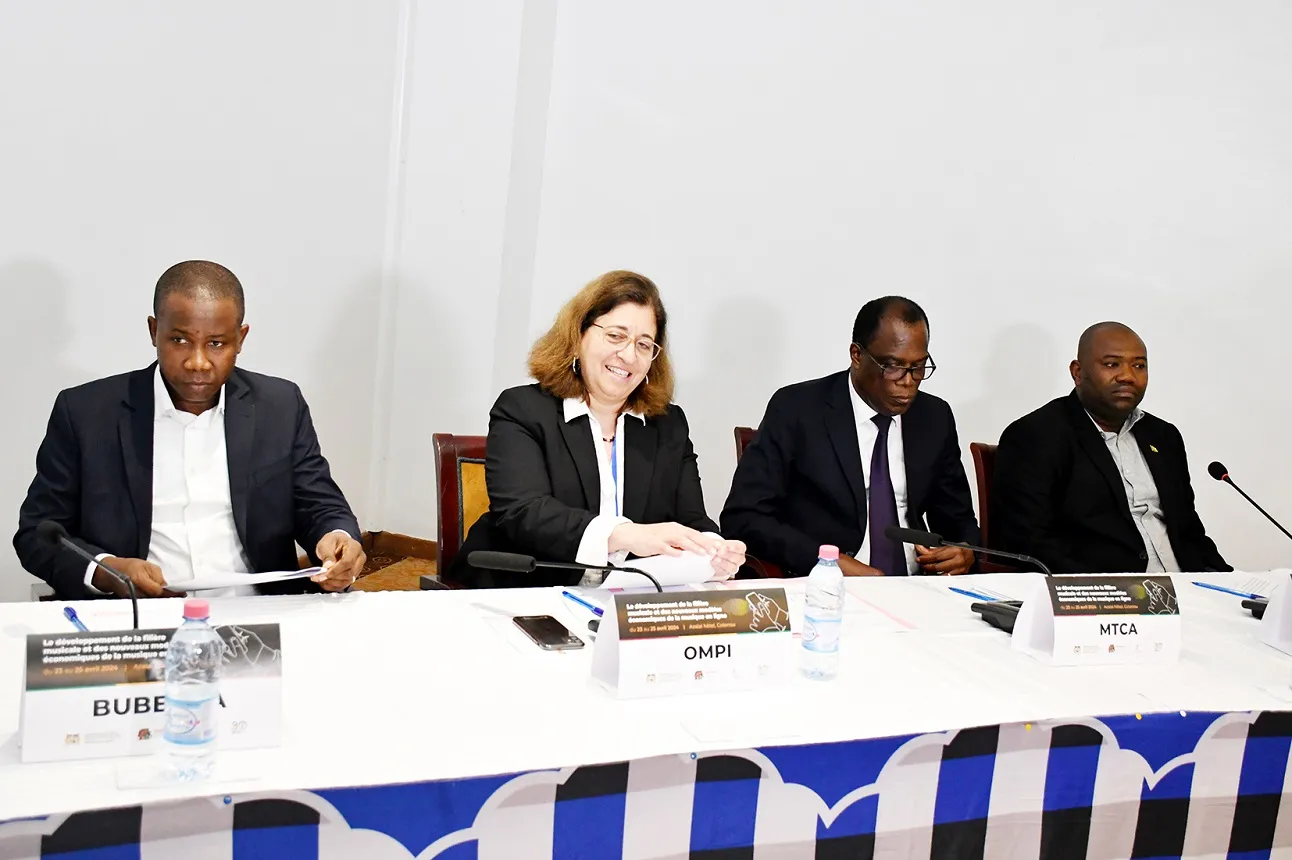 Les officiels procédant au lancement de l’atelier de formation