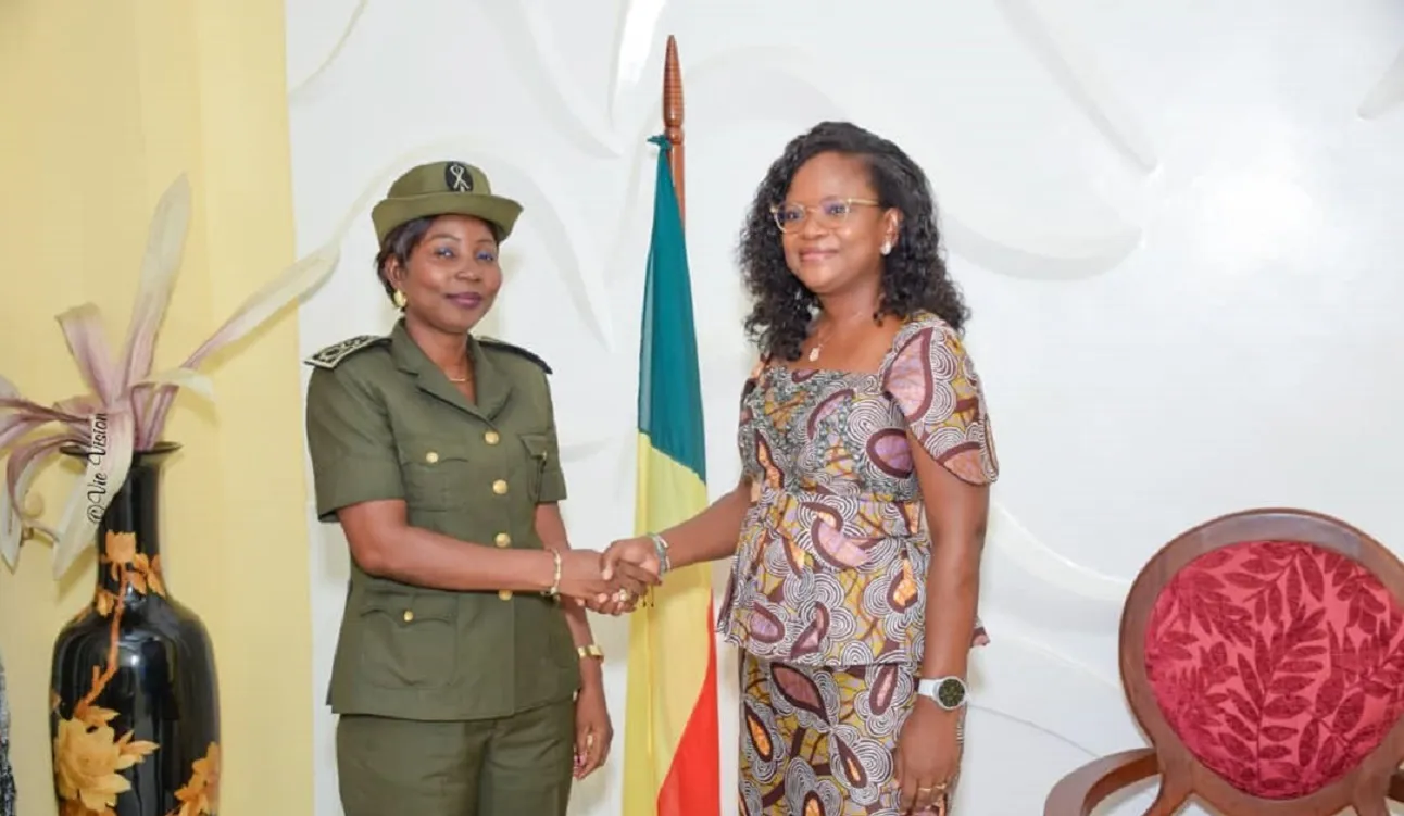 La présidente de la Haute cour de Justice (à droite) et son hôte