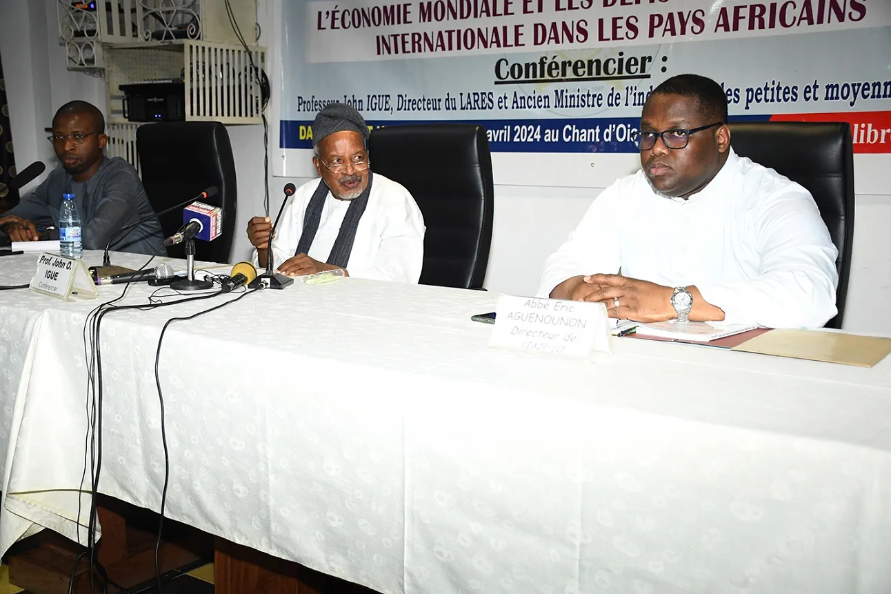 Le professeur John Igué (au milieu) évoquant les défis de l'économie mondiale