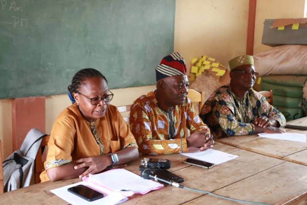 Des membres de la délégation du CES venus  écouter les artisans de Parakou