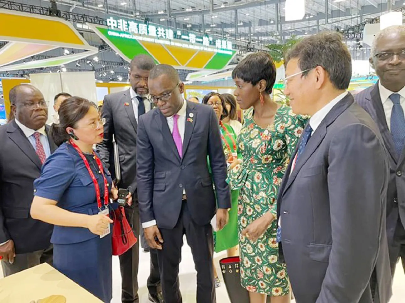 Les ministres des Affaires étrangères et du Commerce  (au milieu) en visite en Chine