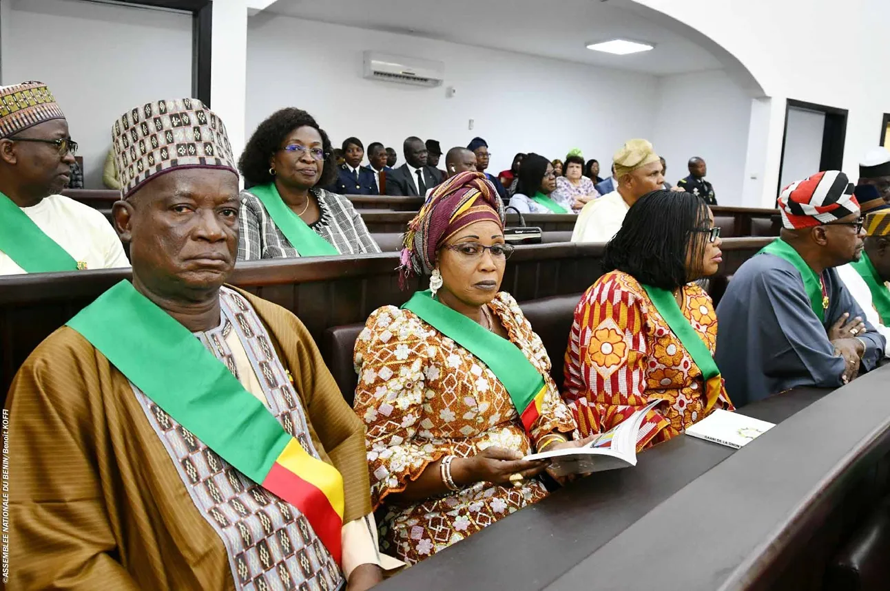 ...par un large quorum de 90 députés présents sur les 109 que compte la 9e