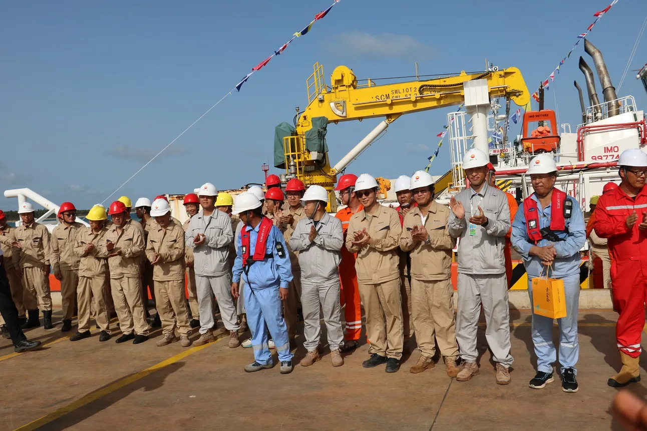 Les membres de l'équipage tout heureux d'avoir accompli une mission d'intérêt