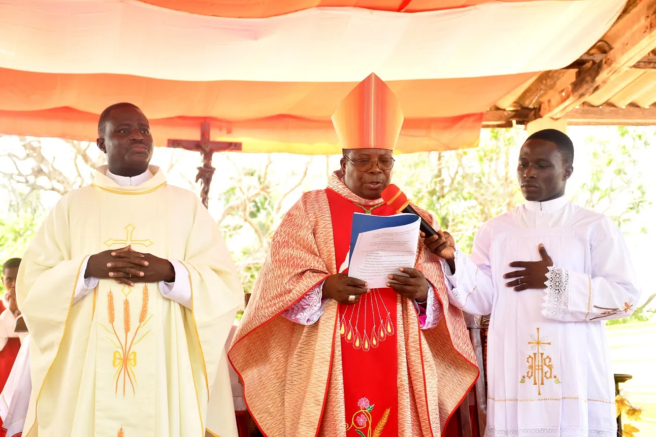 ...notamment à la messe célébrée par Mgr Roger Anoumou, le nouvel évêque du diocèse de Lokossa