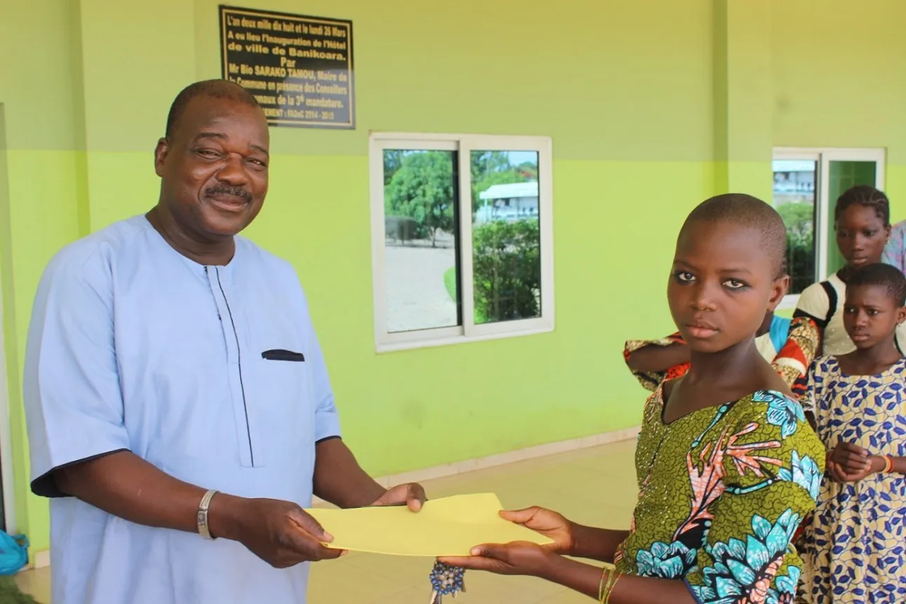Le deuxième adjoint au maire de Banikoara recevant la déclaration lue par la porte-parole des filles
