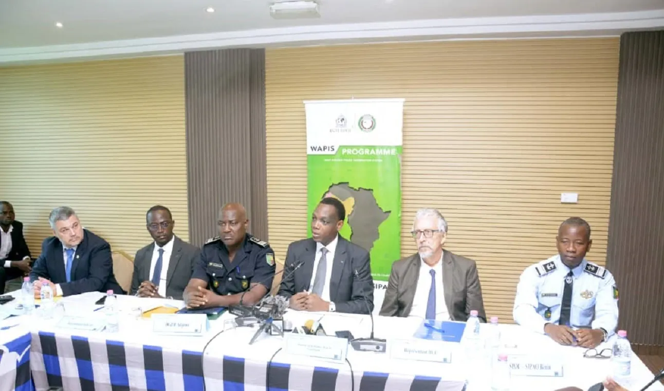 Les officiels béninois et leurs partenaires procédant au lancement du système Afis