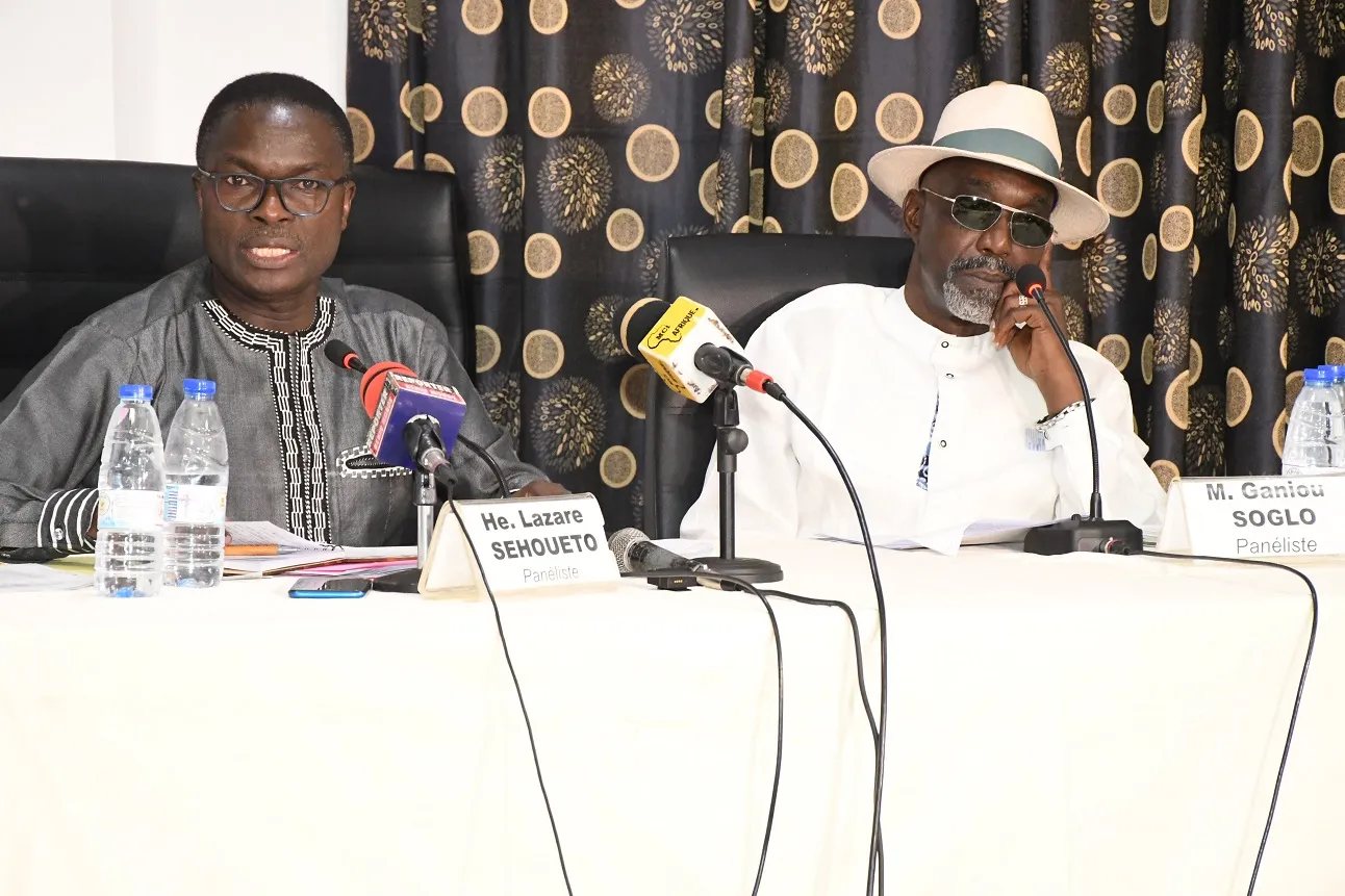 Les anciens ministres Lazare Sèhouéto et Ganiou Soglo lors de la conférence