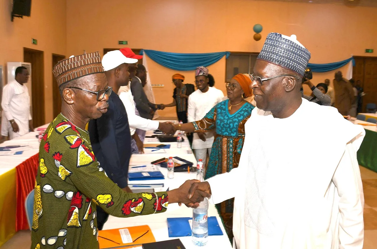 Les représentants du gouvernement face aux secrétaires gé- néraux des centrales syndicales