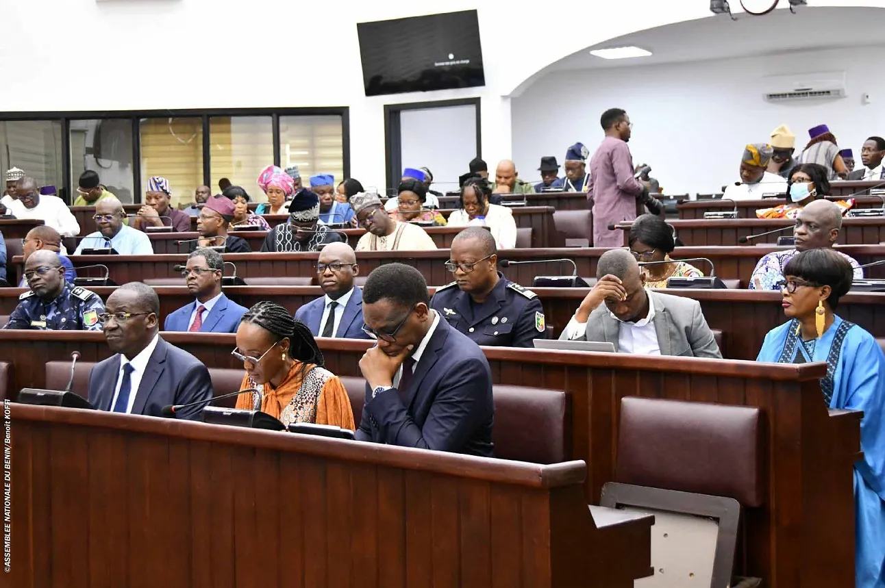 Des ministres du gouvernement au premier rang à l'hémicycle