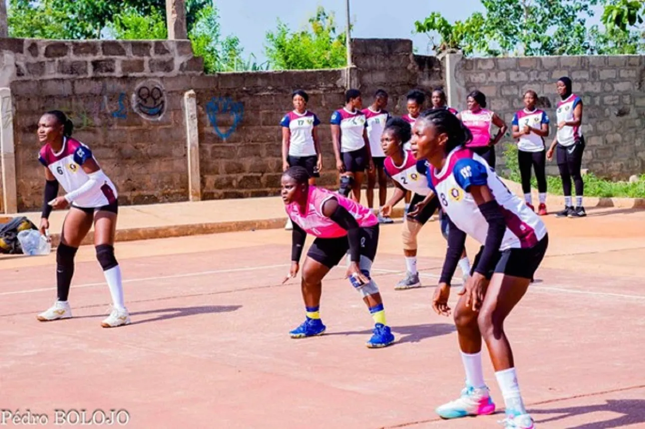 Les joueuses de Queens Vbc en position d’une bonne réception