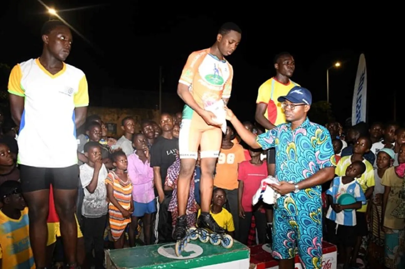 Mohamed Demba Diallo recevant ses lots des mains du  président Marius Tchibozo