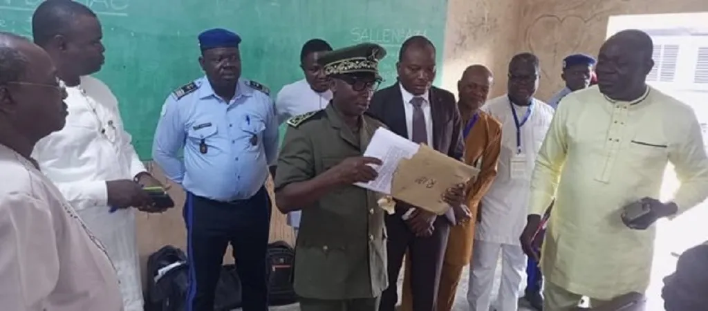 Bienvenu Milohin, préfet du Mono, et sa suite lançant les épreuves dans une salle