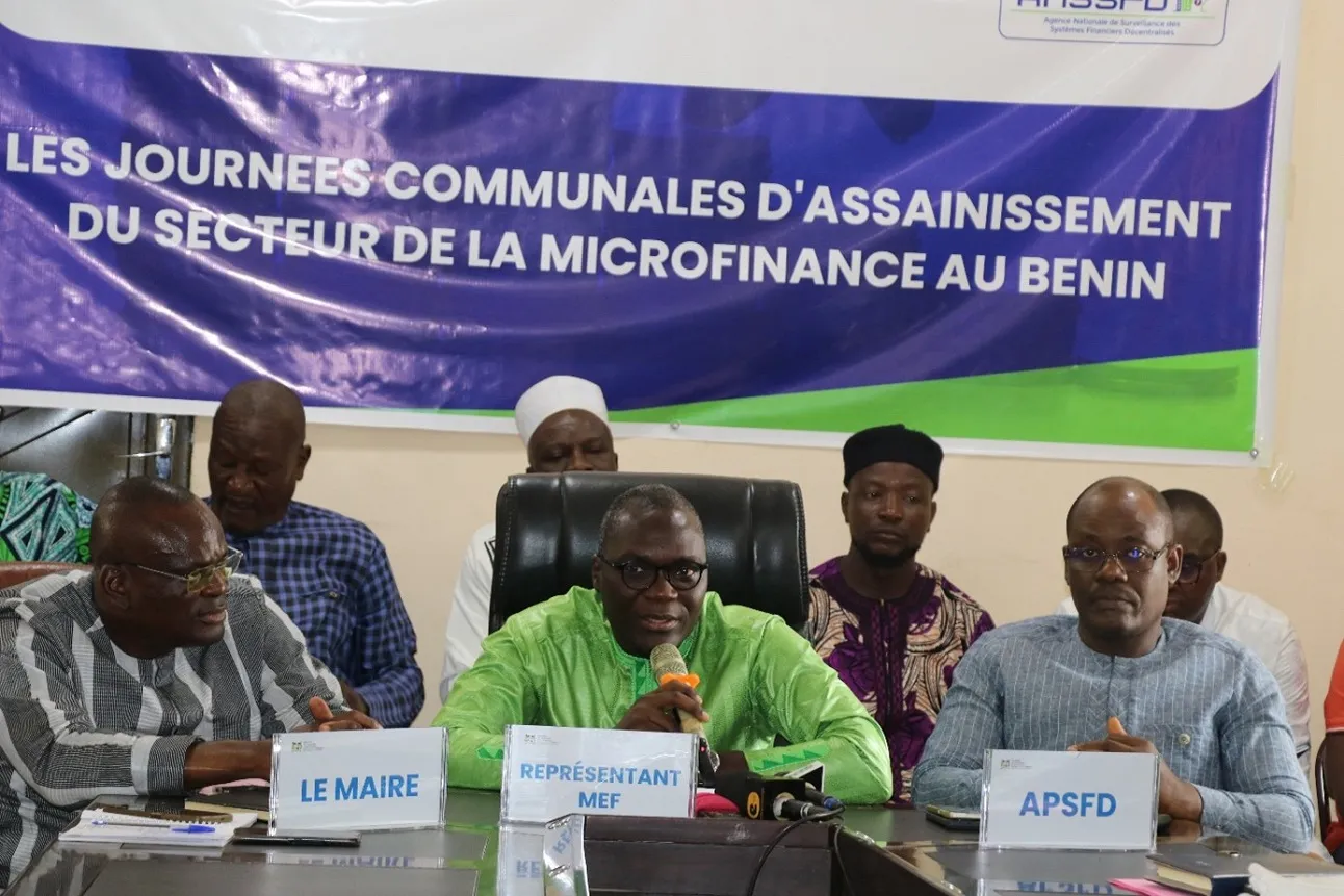 Des responsables en charge du secteur de la microfinance procédant au lancement des journées