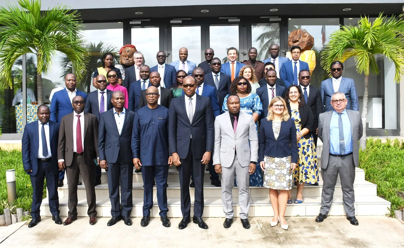 Les officiels procédant au lancement de la 34e  réunion du comité d’orientation